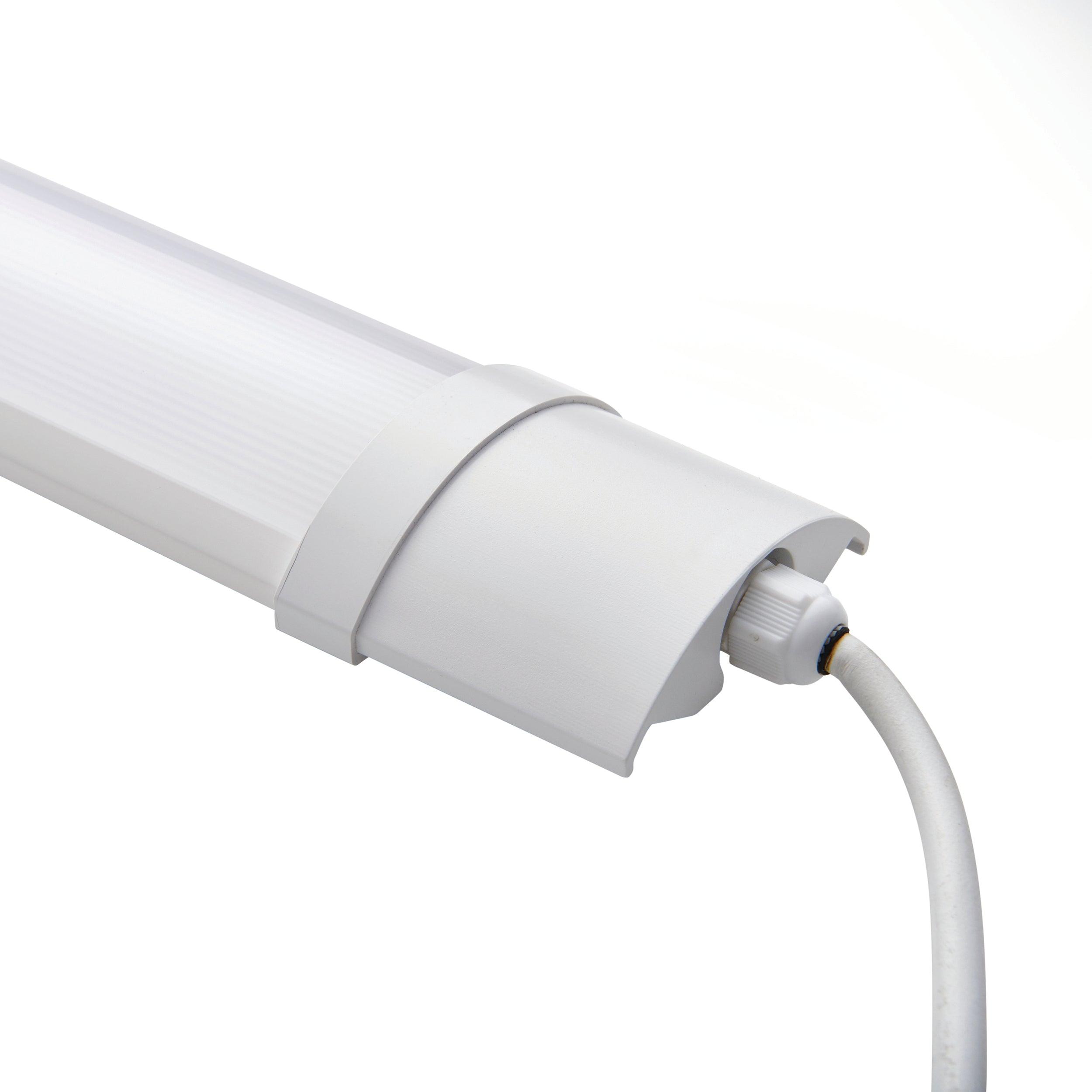 reeve 2 daylight white 5ft led outdoor batten ip65 40w by saxby lighting, close up image 174